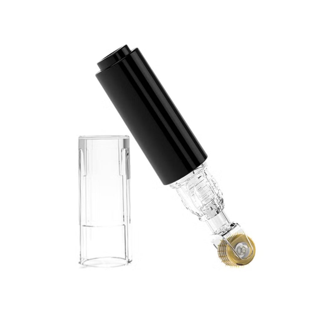 MicroLuxe Derma-Roller in Schwarz, seitlich liegend, daneben die transparente Schutzkappe